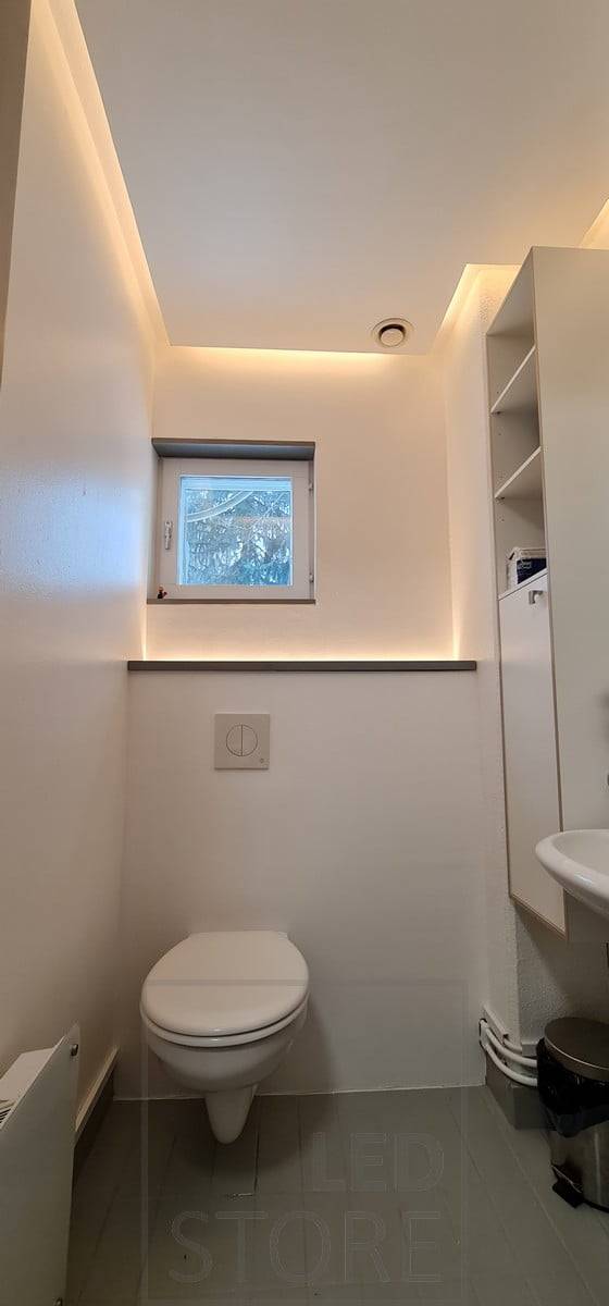 Indirekte Beleuchtung für das gesamte Badezimmer. Der LED-Streifen in der Toilettenkabine dient auch als Nachtlicht, das durch einen Bewegungssensor eingeschaltet wird. Ledstore.fi