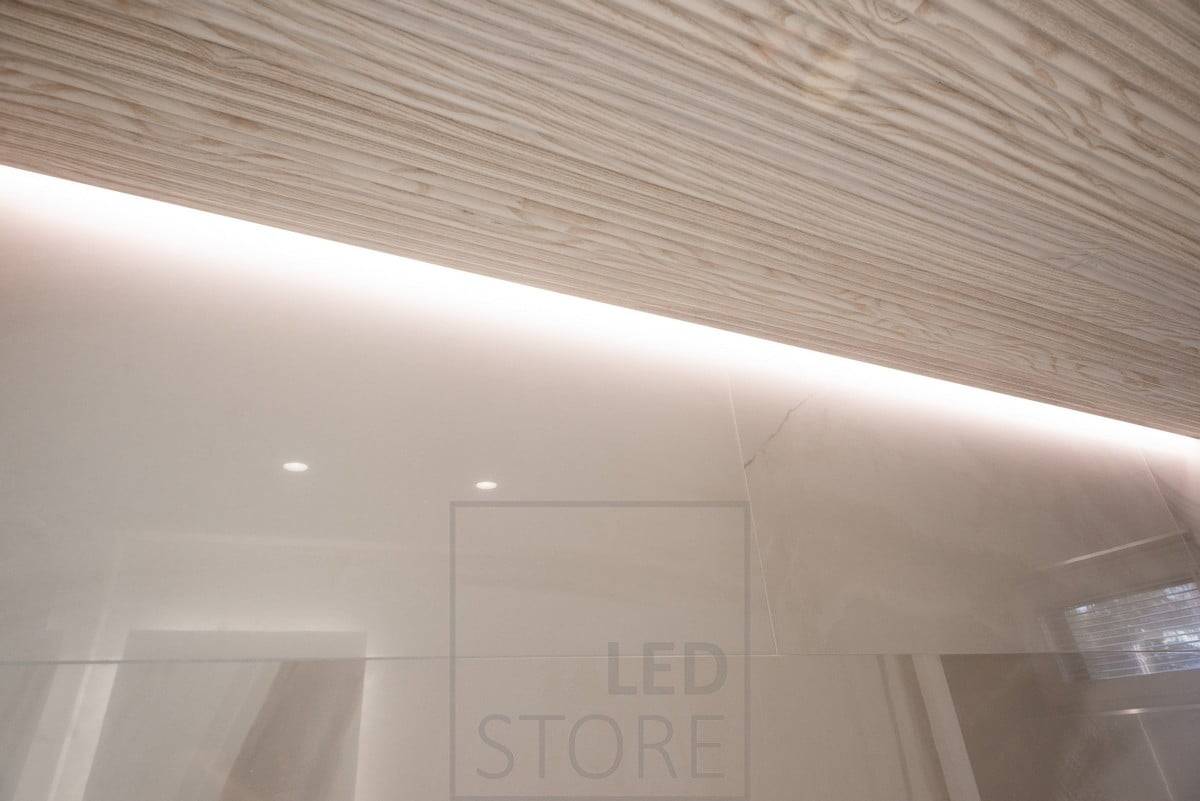Schöne indirekte Stimmungsbeleuchtung im Badezimmer. Ledstore.fi