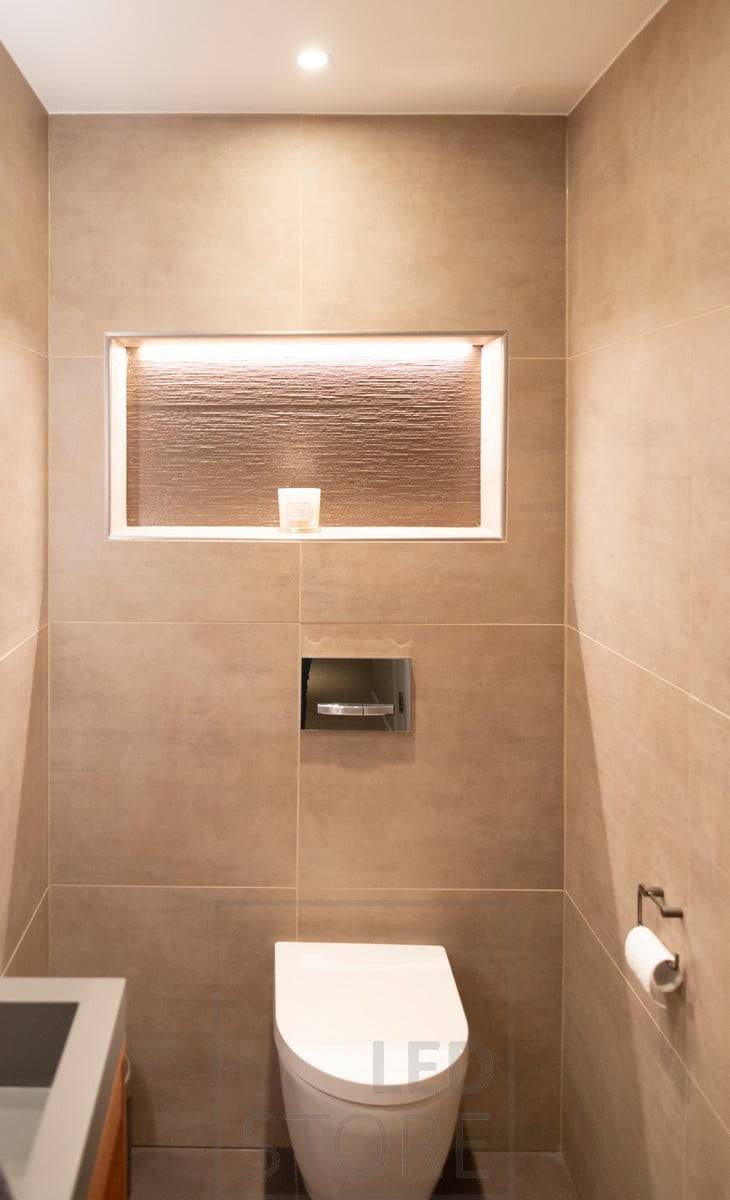 Ein mit Led-Leisten beleuchtetes Einbauregal, das ein schönes und angenehmes indirektes Licht im Raum erzeugt. Ledstore.fi