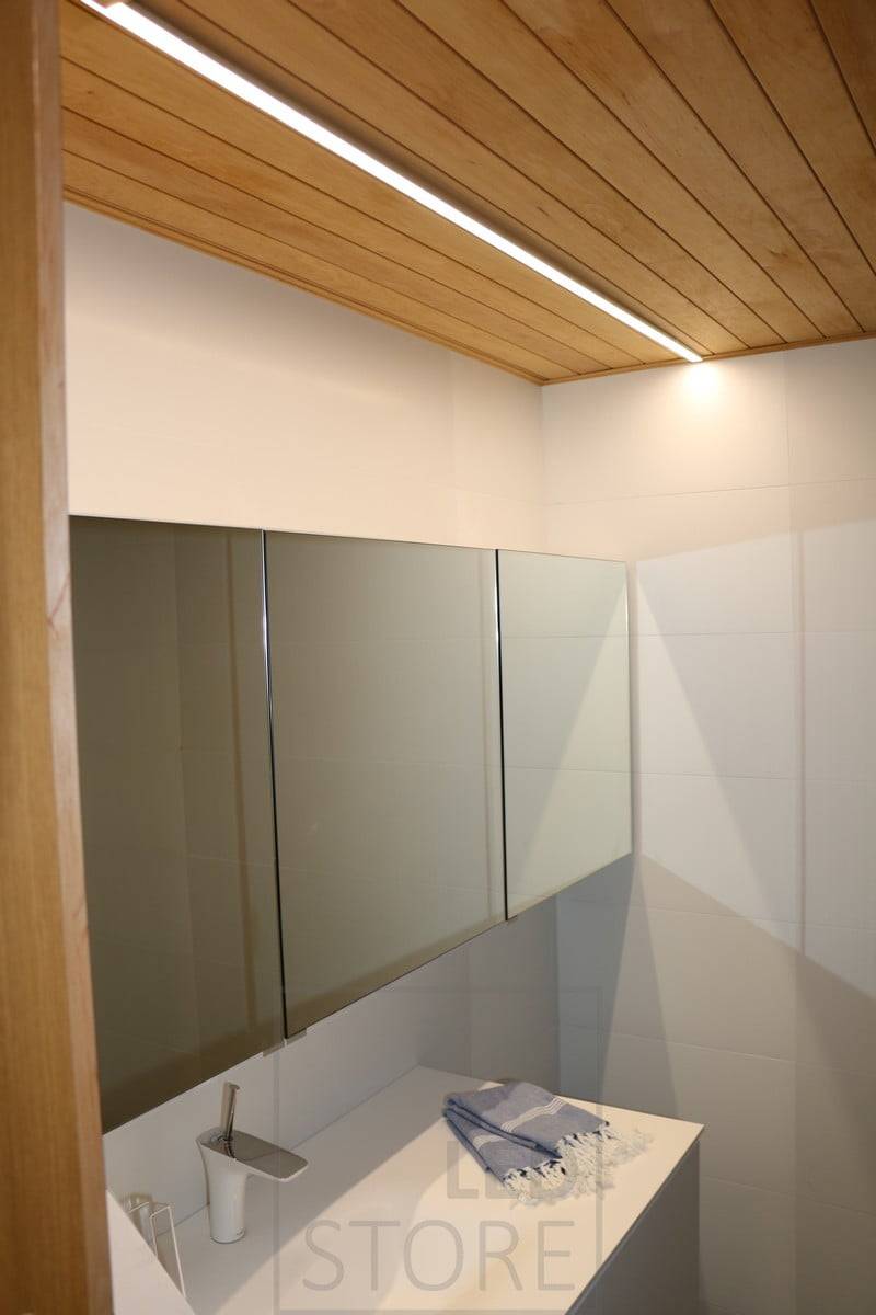 Led-Leiste an der Badezimmerdecke mit niedrigem Profil. Ledstore.fi