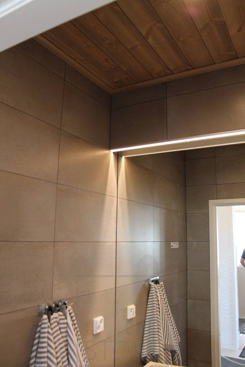 Spiegel mit LED-Beleuchtung im Toilettenraum. Ledstore.fi