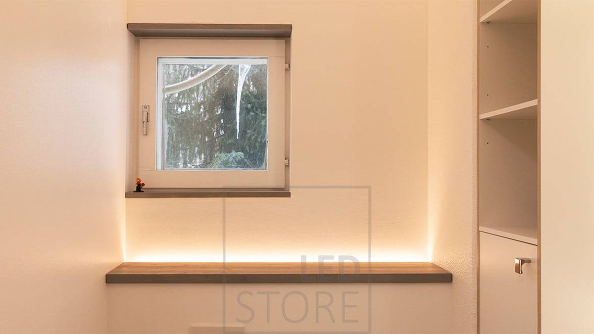 Eine an der Wand montierte Toilettenkabine mit einer nach oben gerichteten LED-Leiste. Es erzeugt ein stimmungsvolles Licht im Raum und wird durch einen Bewegungssensor eingeschaltet, so dass es auch als Nachtlicht funktioniert. Ledstore.fi