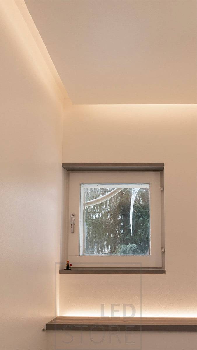 Eine wandmontierte Toilettenkabine mit einer nach oben gerichteten LED-Leiste. Es erzeugt stimmungsvolles Licht und wird durch einen Bewegungssensor eingeschaltet, so dass es auch als Nachtlicht funktioniert. An der Decke in der Dropdown-LED-Leiste, die auf die Wand gerichtet ist. Ledstore.fi
