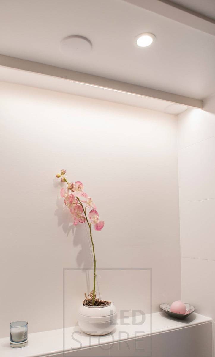 Regal mit LED-Beleuchtung, schafft schönes und angenehmes indirektes Licht im Raum. Ledstore.fi