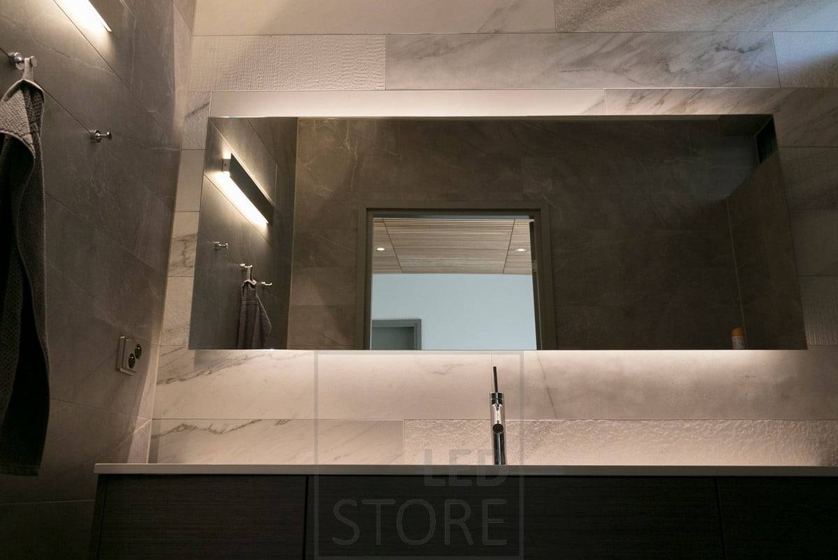Hinter einem schönen, großen Spiegel erhellt eine LED-Leiste den Spiegel und schafft eine stimmungsvolle Beleuchtung. Außerdem gibt es eine bidirektionale Wandleuchte. Ledstore.fi