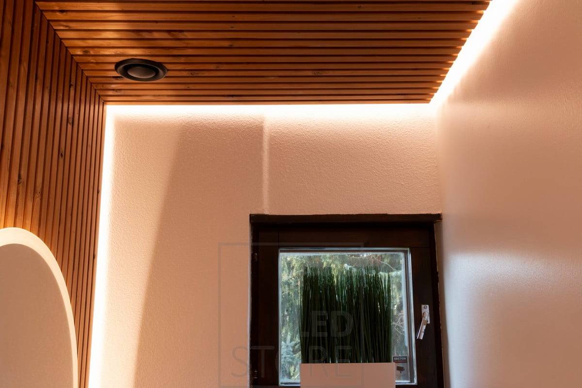 LED-Leiste hinter der Schwelle der Toilette für stimmungsvolles indirektes Licht. Ledstore.fi