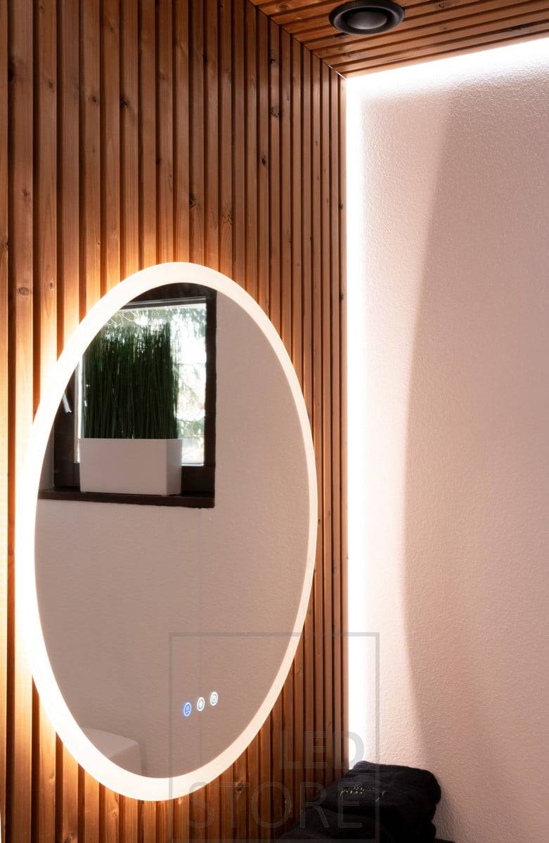 Lichtspiegel, der durch die Wand zu den Seiten und durch den Reif zur Vorderseite leuchtet, mit zusätzlichem indirektem Licht hinter der Leiste mit LED-Streifen. Ledstore.fi
