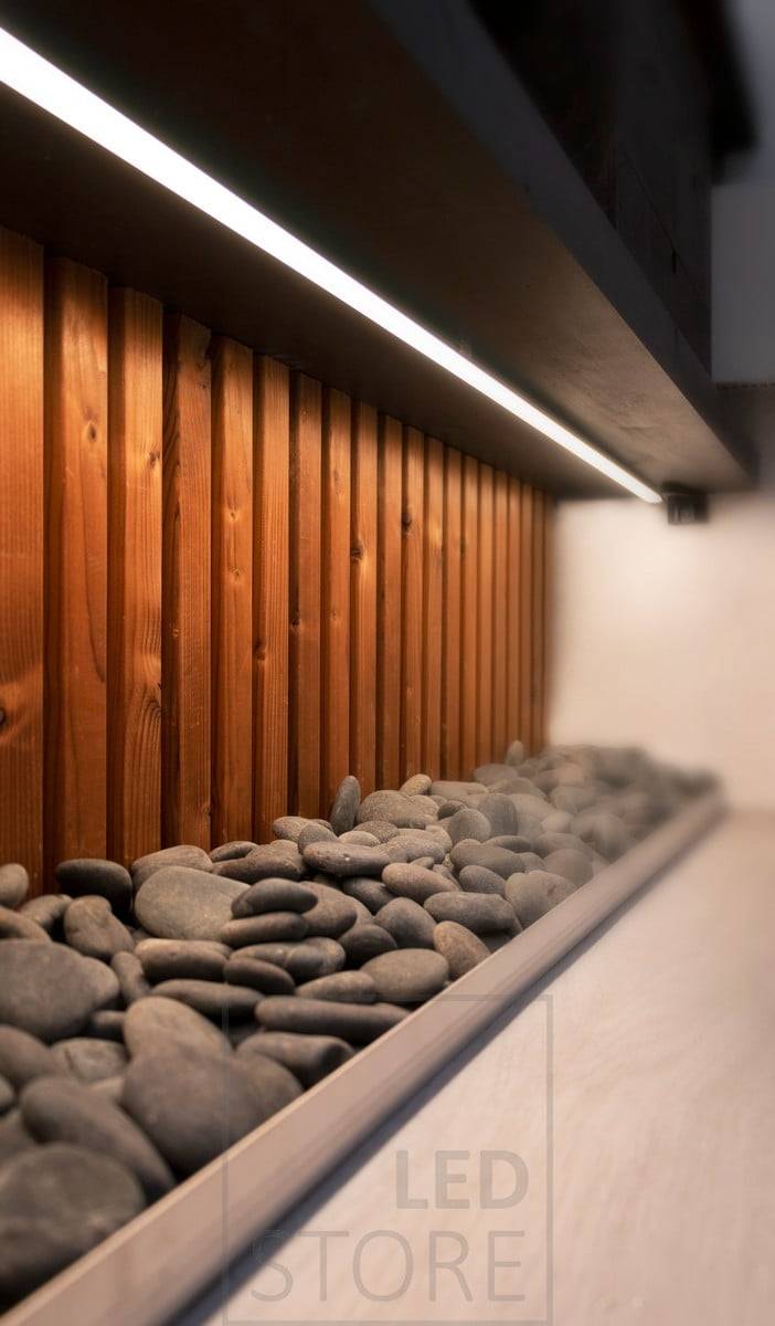 Unterhalb der Toilette beleuchtet eine LED-Leiste in einer flachen Oberfläche die darunter befindlichen Dekosteine. Ledstore.fi