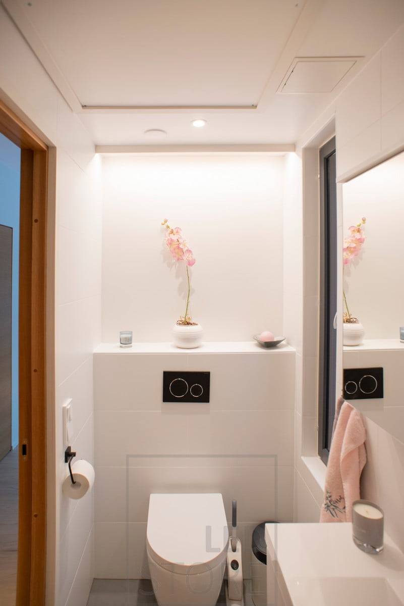 Indirektes Licht hinter der Toilette an der Decke. Ledstore.fi