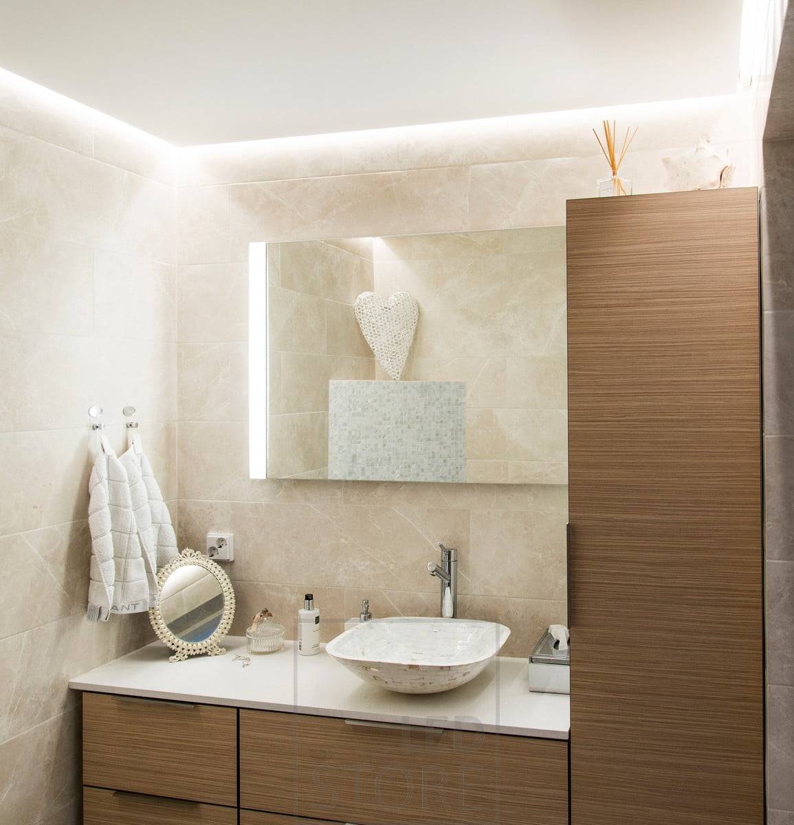 Indirektes Licht an der Decke des Badezimmers, LED-Streifen auf einem Downlight-Flügel montiert und auf die Wand gerichtet. Ledstore.fi