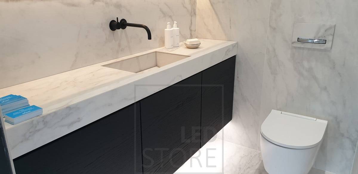 Led-Band unter der Ebene des Toilettenraums für eine angenehme indirekte Beleuchtung. Ledstore.fi