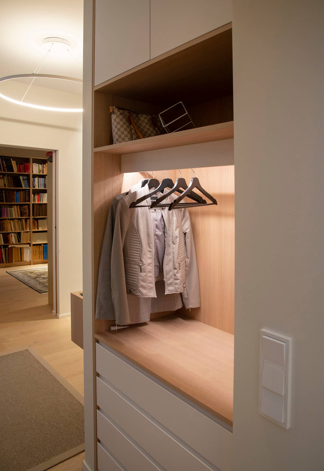 In einem Schrank beleuchtet ein LED-Lichtband den Inhalt des Schrankes mit indirektem, weichem Licht. Ledstore.fi