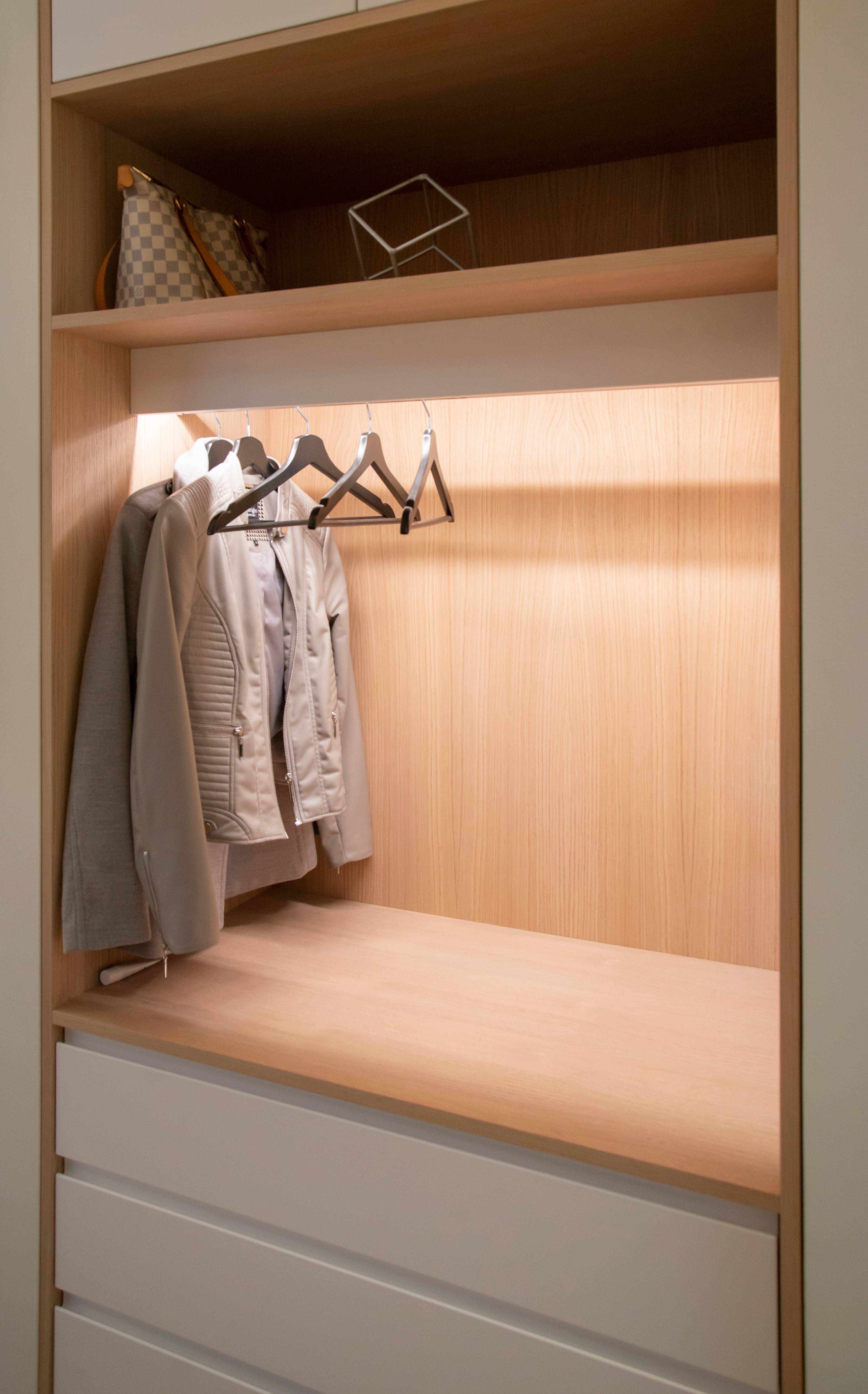 Im Flurschrank beleuchtet eine LED-Leiste den Schrank mit indirektem Licht für zusätzlichen Komfort. Ledstore.fi