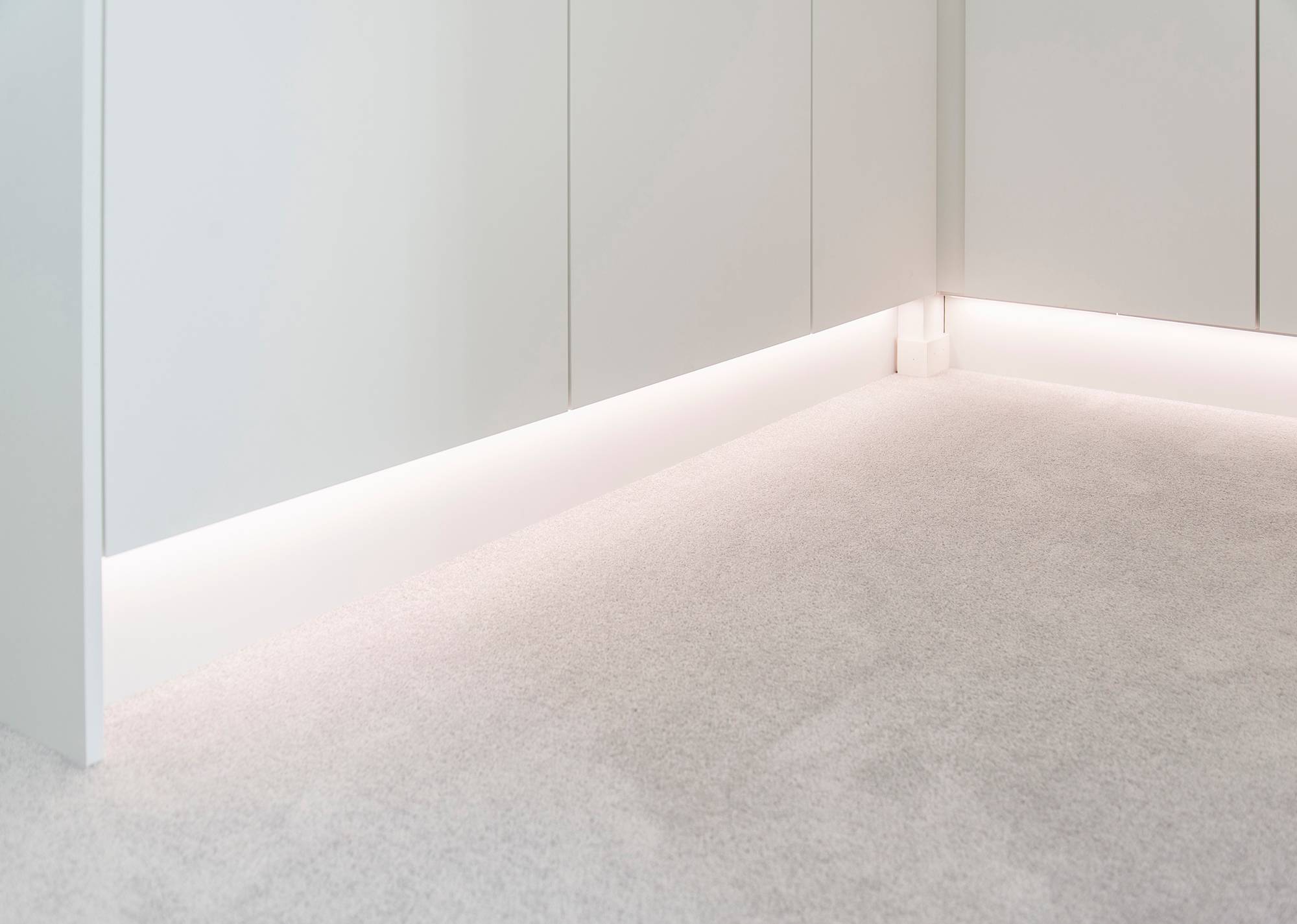 Ein LED-Lichtband am Fuß einer Garderobe, das indirektes, stimmungsvolles Licht spendet. Lichtfarbtemperatur 4000K Ledstore.fi
