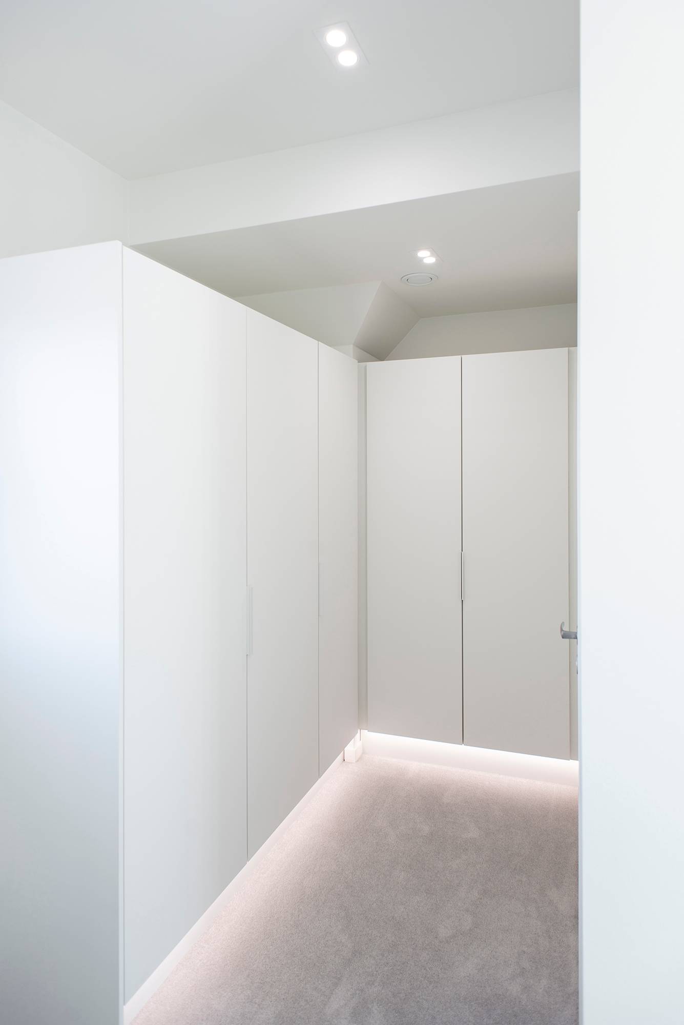 LED-Leuchtband aus Aluminiumprofil am Sockel für indirektes Licht, TUPLA KANTTI Downlights an der Decke. Ledstore.fi