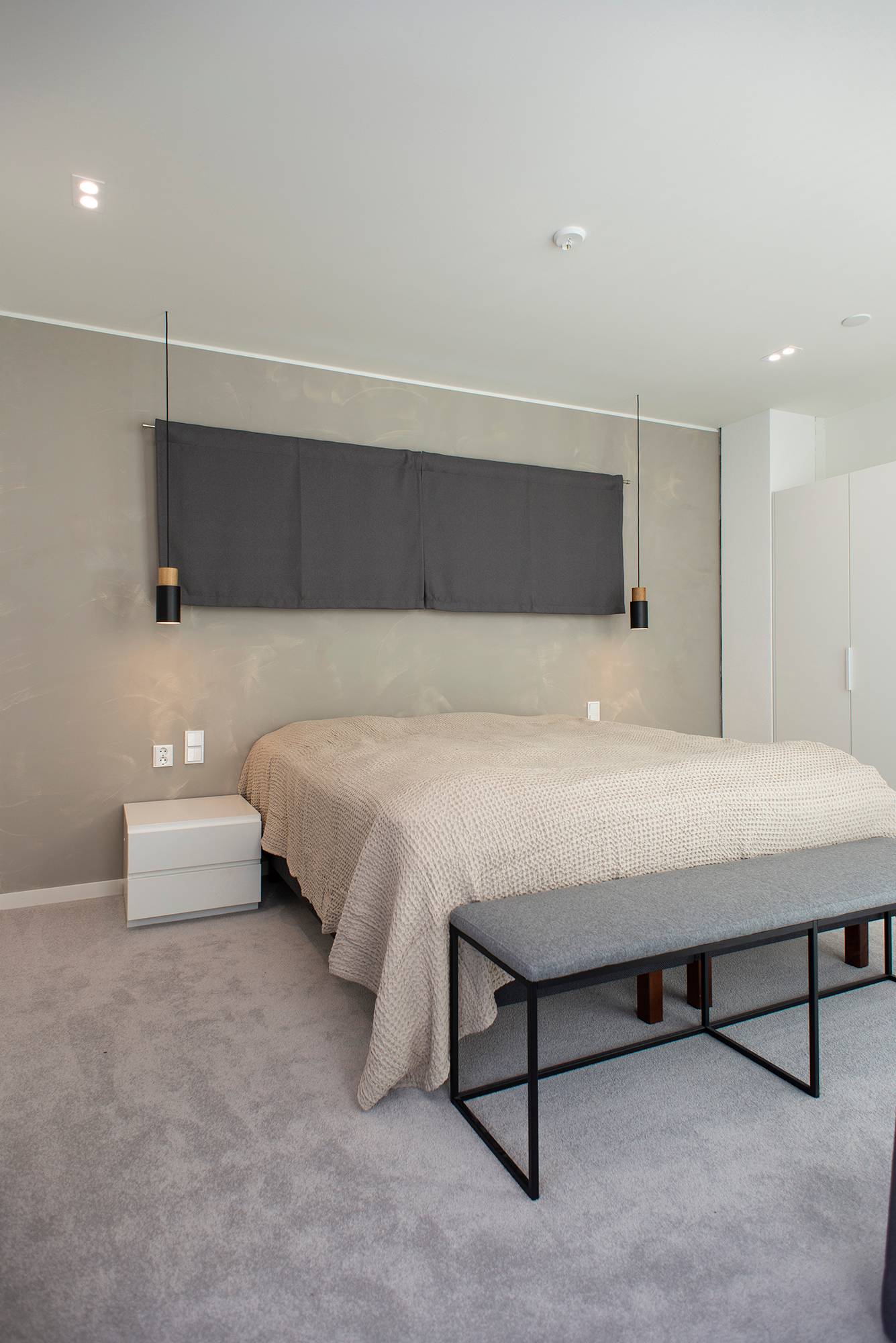Allgemeinbeleuchtung im Schlafzimmer mit Scheinwerfern. Paarweise an der Decke angebrachte Strahler. Ledstore.fi