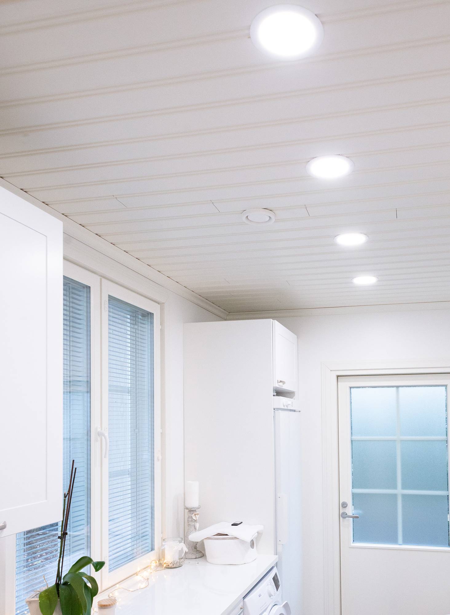 Ein mit Deckenleuchten beleuchteter Hauswirtschaftsraum für eine gleichmäßige und effiziente Beleuchtung. Ledstore.fi