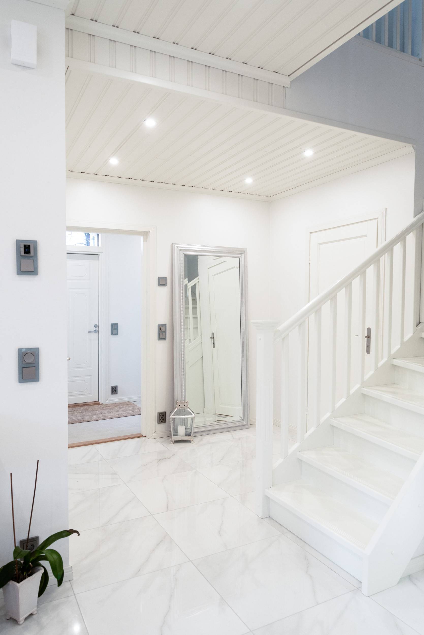 Beleuchtung der Eingangshalle mit runden LED-Strahlern. Ledstore.fi