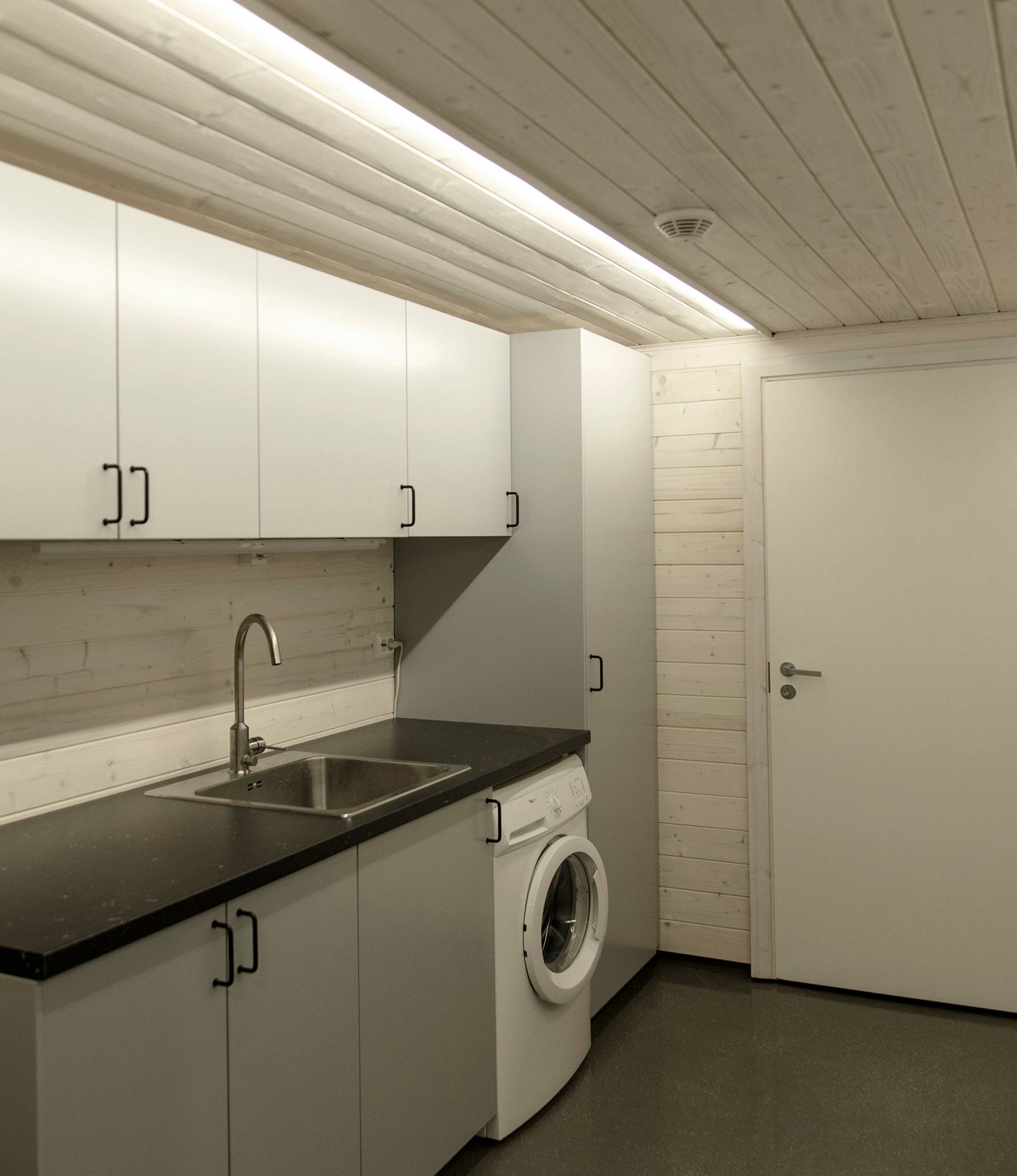 An der Oberfläche montierte Led-Leiste für die Allgemeinbeleuchtung eines Raumes. Das Profil ist auf feste Möbel ausgerichtet, damit das Licht dort ankommt, wo es am meisten gebraucht wird. Ledstore.fi