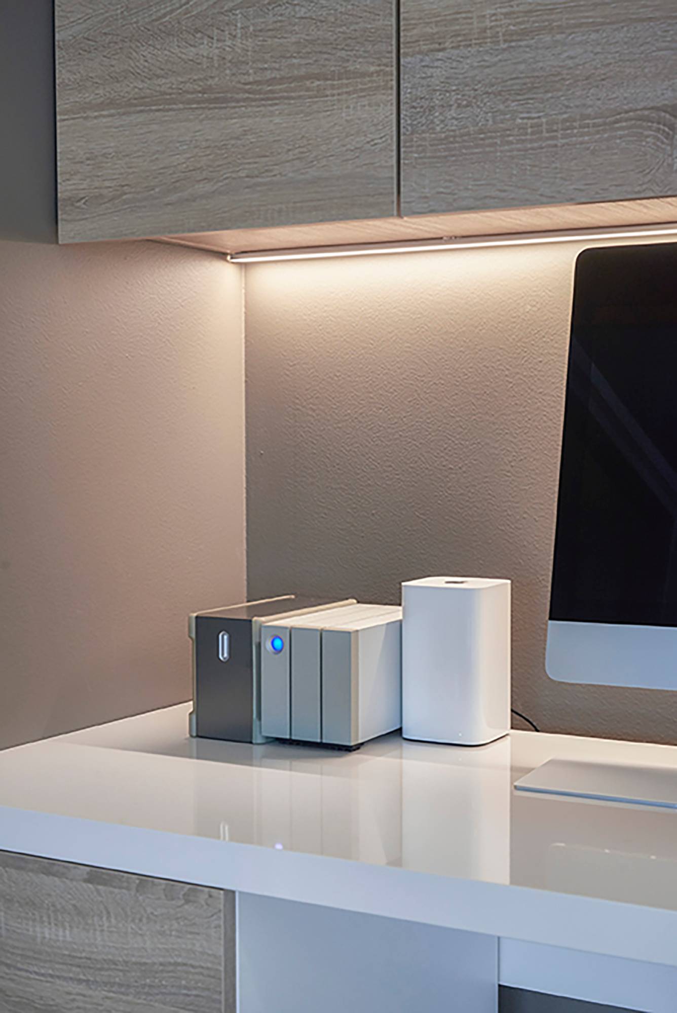 Led-Leisten beleuchten indirekt die Rückwand eines Arbeitsplatzes. Das Licht ist stimmungsvoll und angenehm für das Auge. Ledstore.fi