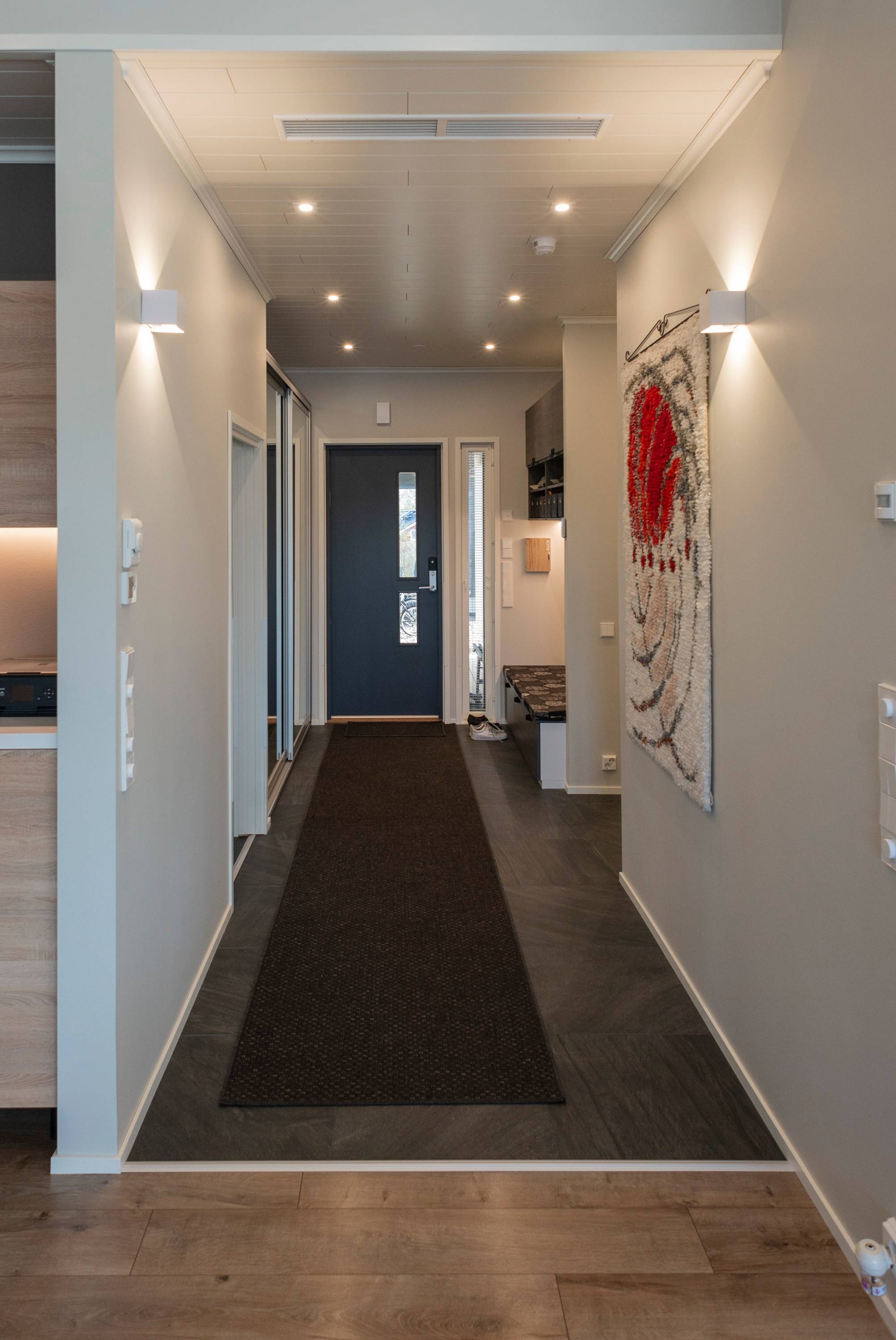 Im Flur wurden LED-Strahler mit bidirektionalen LED-Wandleuchten FUNK kombiniert. Ledstore.fi