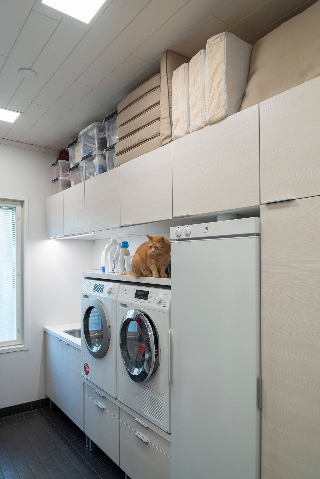 Im Hauswirtschaftsraum sorgen Paneelleuchten an der Decke für eine gleichmäßige Beleuchtung und die Arbeitsplatte ist zusätzlich mit einem LED-Band ausgestattet. Ledstore.fi