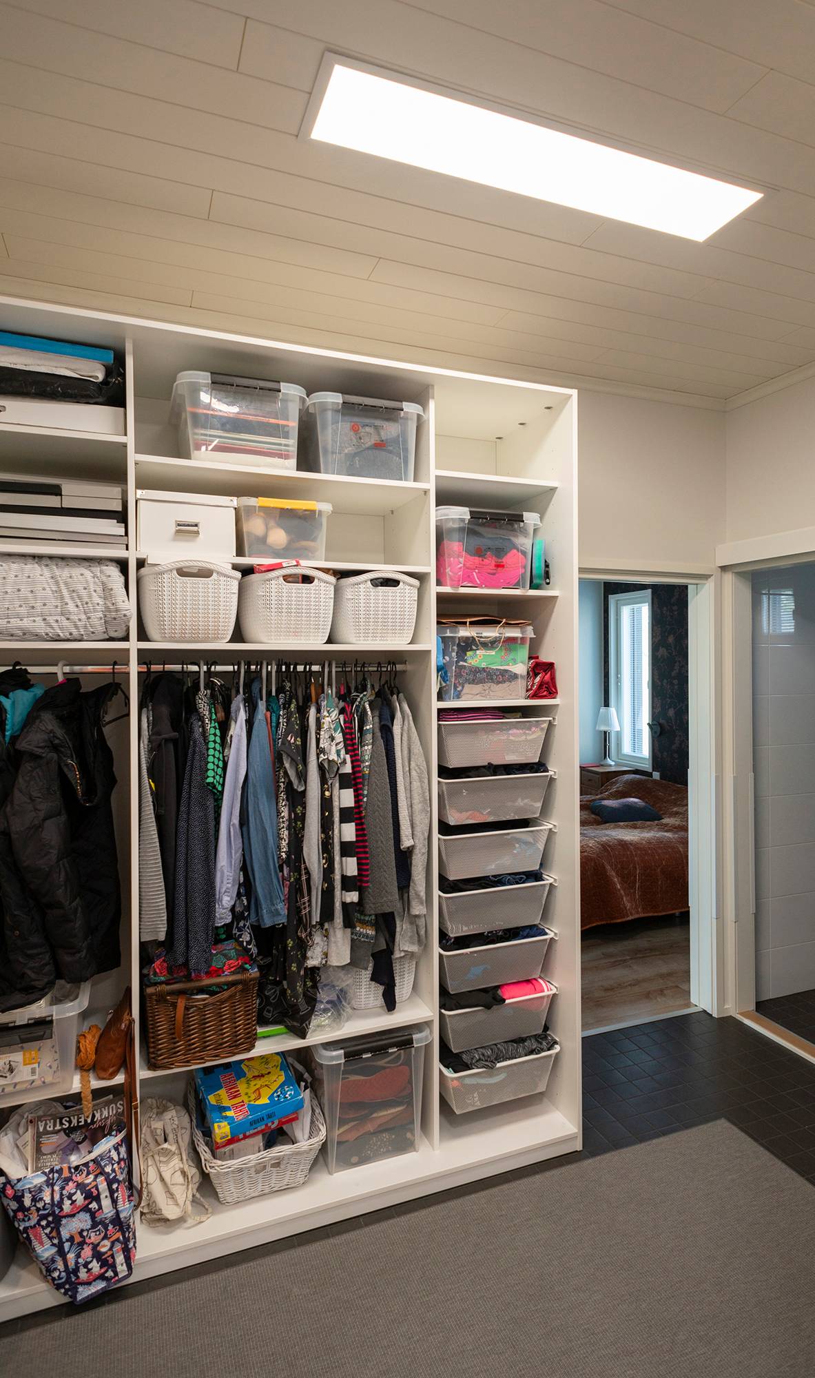 UPPOAVA Led Panel 300x1200 beleuchtet den Kleiderschrank effizient und gleichmäßig. Ledstore.fi