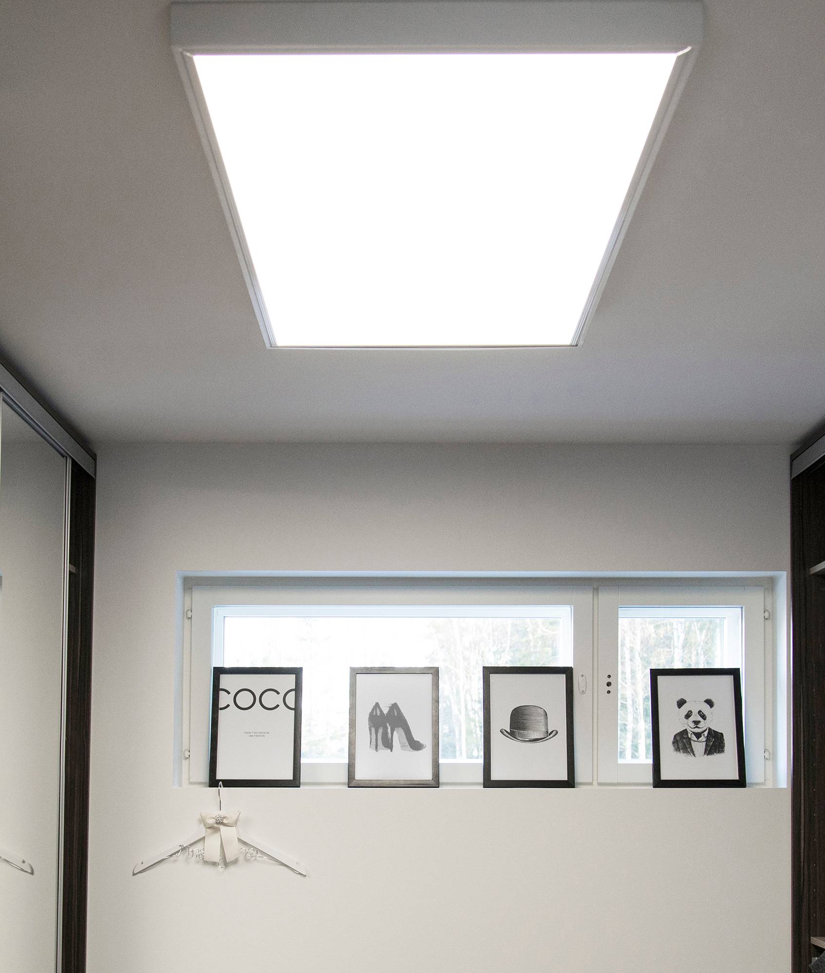 600x1200 Panel an der Decke eines Flurs in einem Flächenrahmen. Die große Leuchte ähnelt einem Oberlicht und leuchtet den Raum gleichmäßig und effizient aus. Ledstore.fi