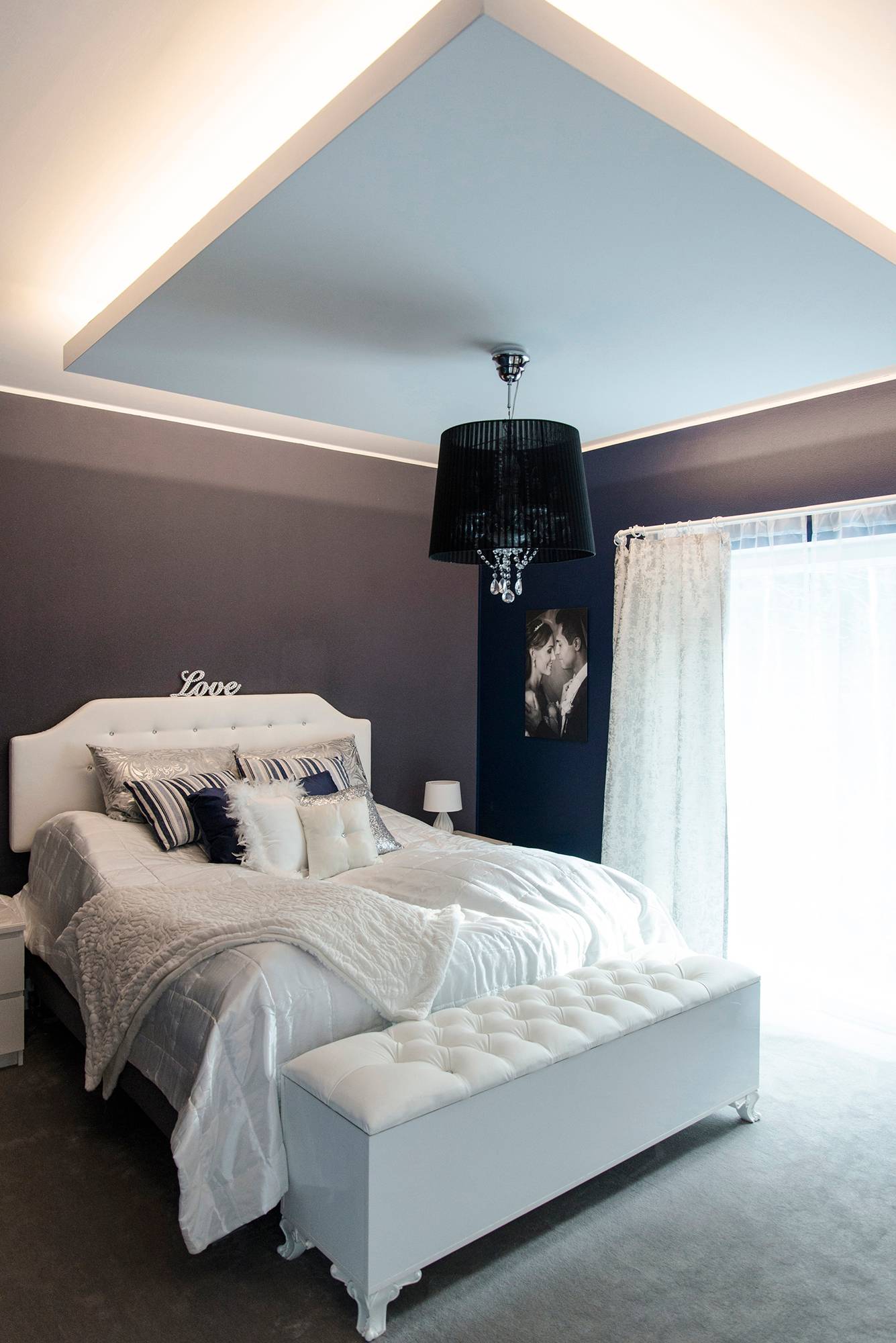 Eine LED-Leiste, die am Boden umläuft und im Schlafzimmer ein stimmungsvolles indirektes Licht erzeugt. Ledstore.fi