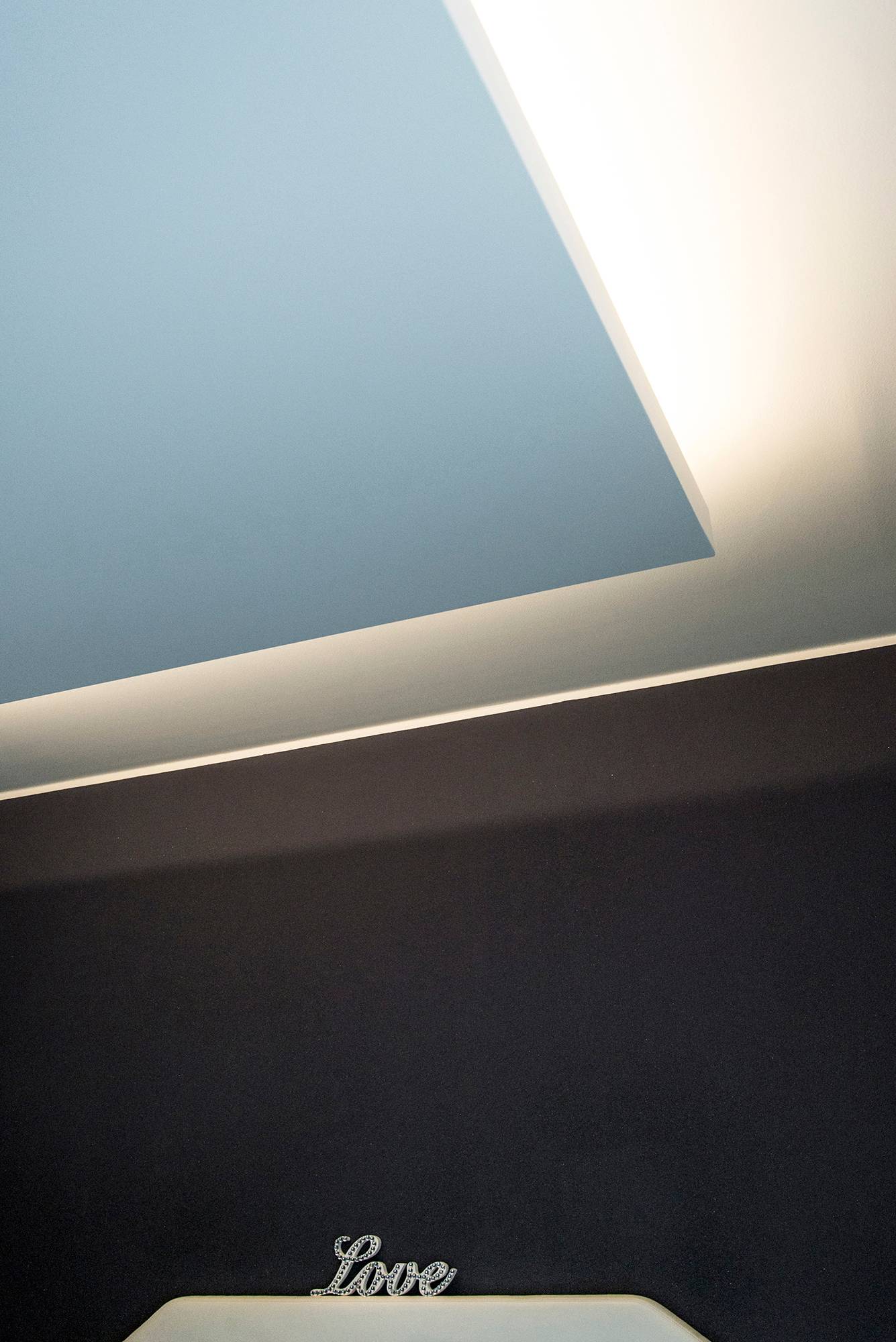 LED-Leiste im Erdgeschoss für indirektes Licht im Schlafzimmer. Ledstore.fi