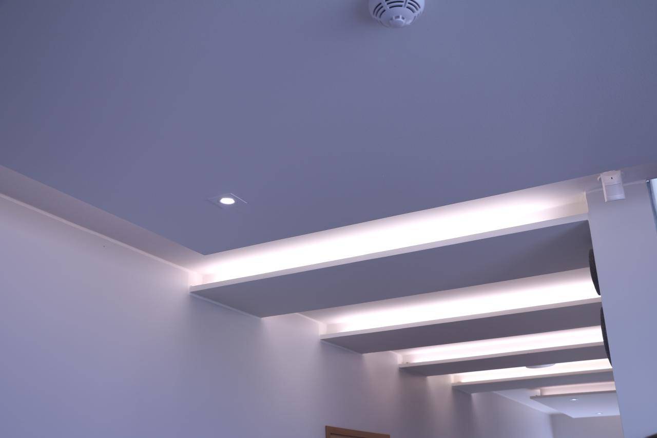 LED STORE Logo auf grünem Hintergrund: ein weißes Quadrat und ein fetter Text erhöhen die Sichtbarkeit der Marke für energieeffiziente Beleuchtung.