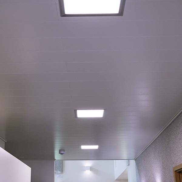 Logo eines LED-Beleuchtungsgeschäfts: ein weißes Quadrat auf grünem Hintergrund mit "LED STORE" in fetter weißer Schrift, das für umweltfreundliche Beleuchtungslösungen steht.