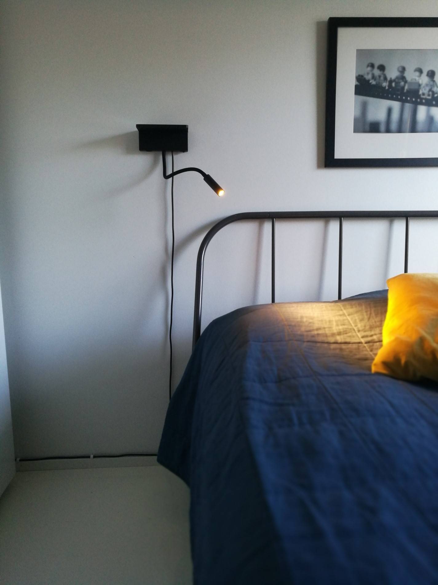 NIGHT BLADE Lampe an der Wand neben dem Bett, beleuchtet