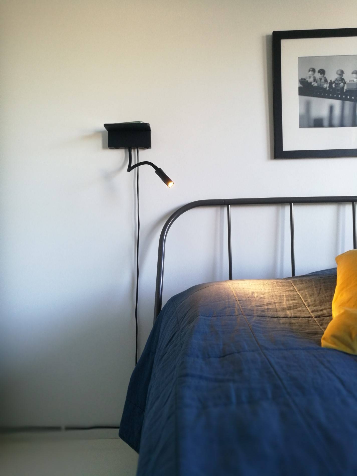 NIGHT BLADE Lampe an der Wand neben dem Bett, beleuchtet