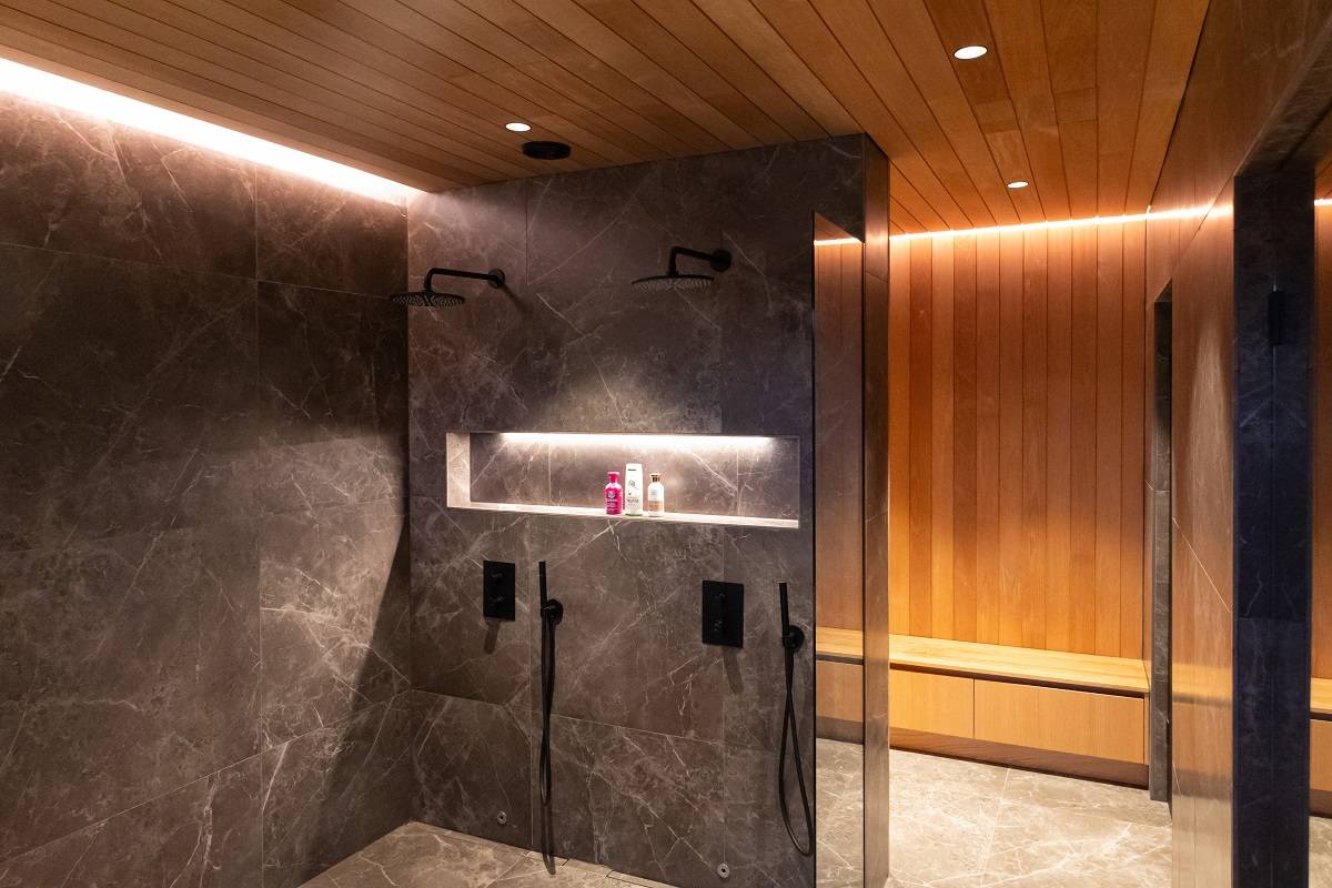 Referenzobjekte, Badezimmer-LED-Leisten und -Spots.