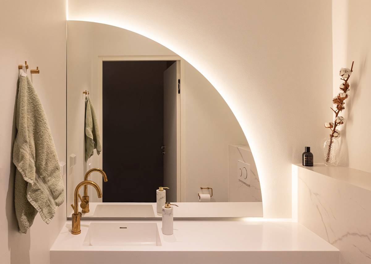 Referenzen Haus Eteläaho, Badspiegel LED-Beleuchtung hinter einem gebogenen Spiegel.
