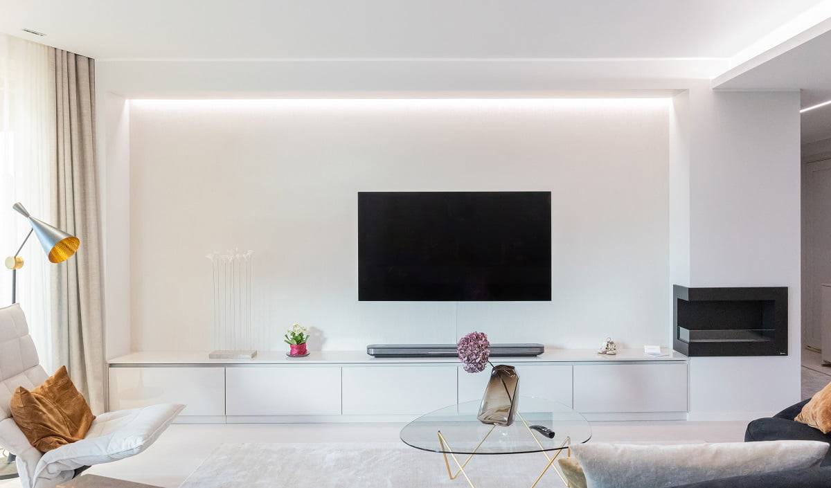 Die Leistung des Led-Streifens ist genau richtig für dieses Ziel. Augenfreundliche Beleuchtung hinter einer TV-Wand mit einem indirekten Led-Streifen in der Deckenrille.