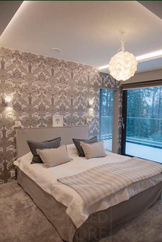 In diesem Schlafzimmer wurden XL-Cubic-Wandleuchten an der Wand und eine LED-Leiste im Lichtmast installiert, um Atmosphäre zu schaffen. Die Deckenleuchte verleiht dem Raum einen dekorativen Touch und mehr Licht.