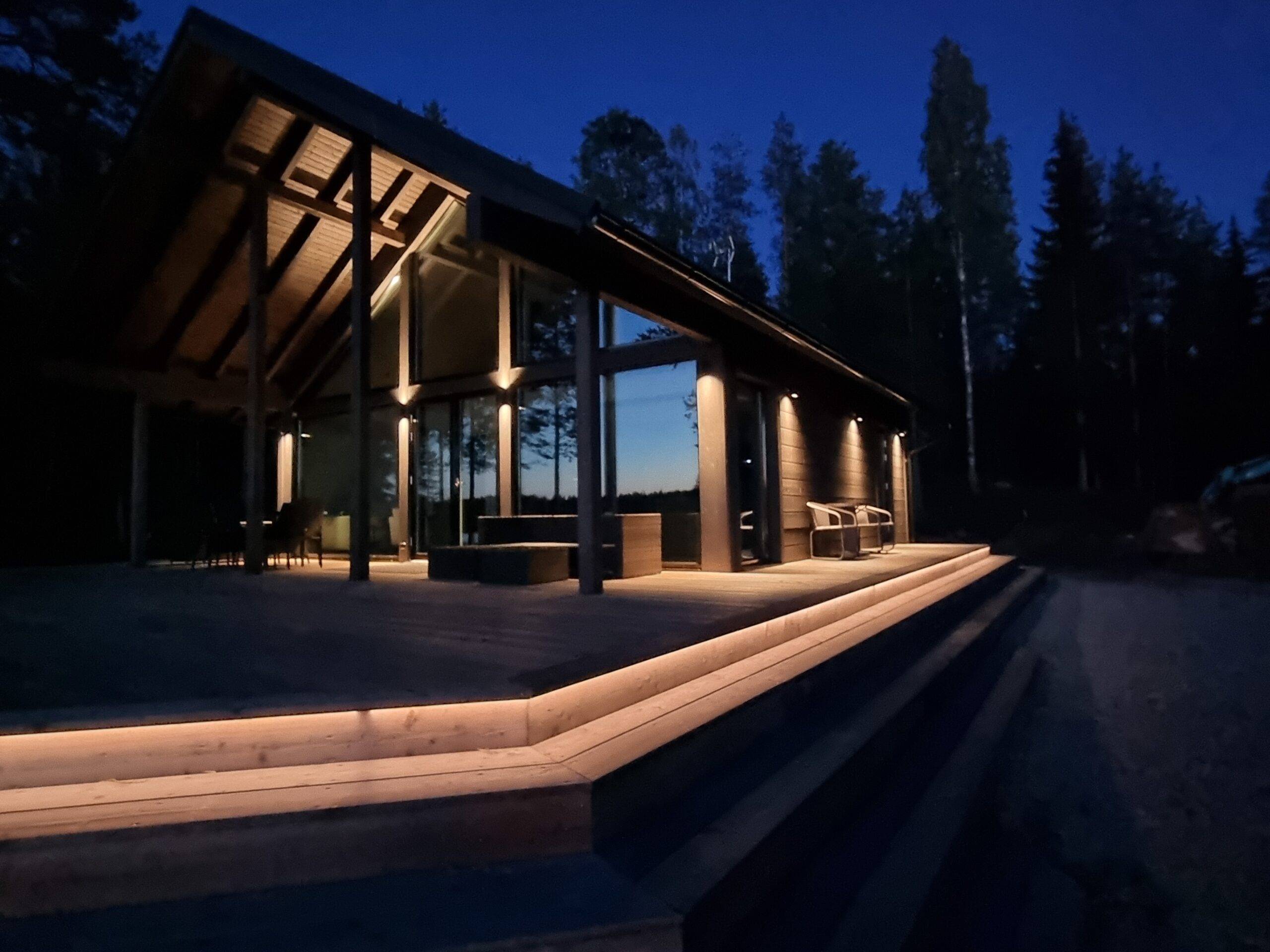 LED-Beleuchtungsstreifen können über lange Strecken kontinuierlich installiert werden. Hier wurden die Stufen einer Terrasse beleuchtet, indem ein LED-Streifen unter der ersten Stufe angebracht wurde, so dass der Kontrast des Lichts dem Spaziergänger zeigt, wo die erste Stufe ist.