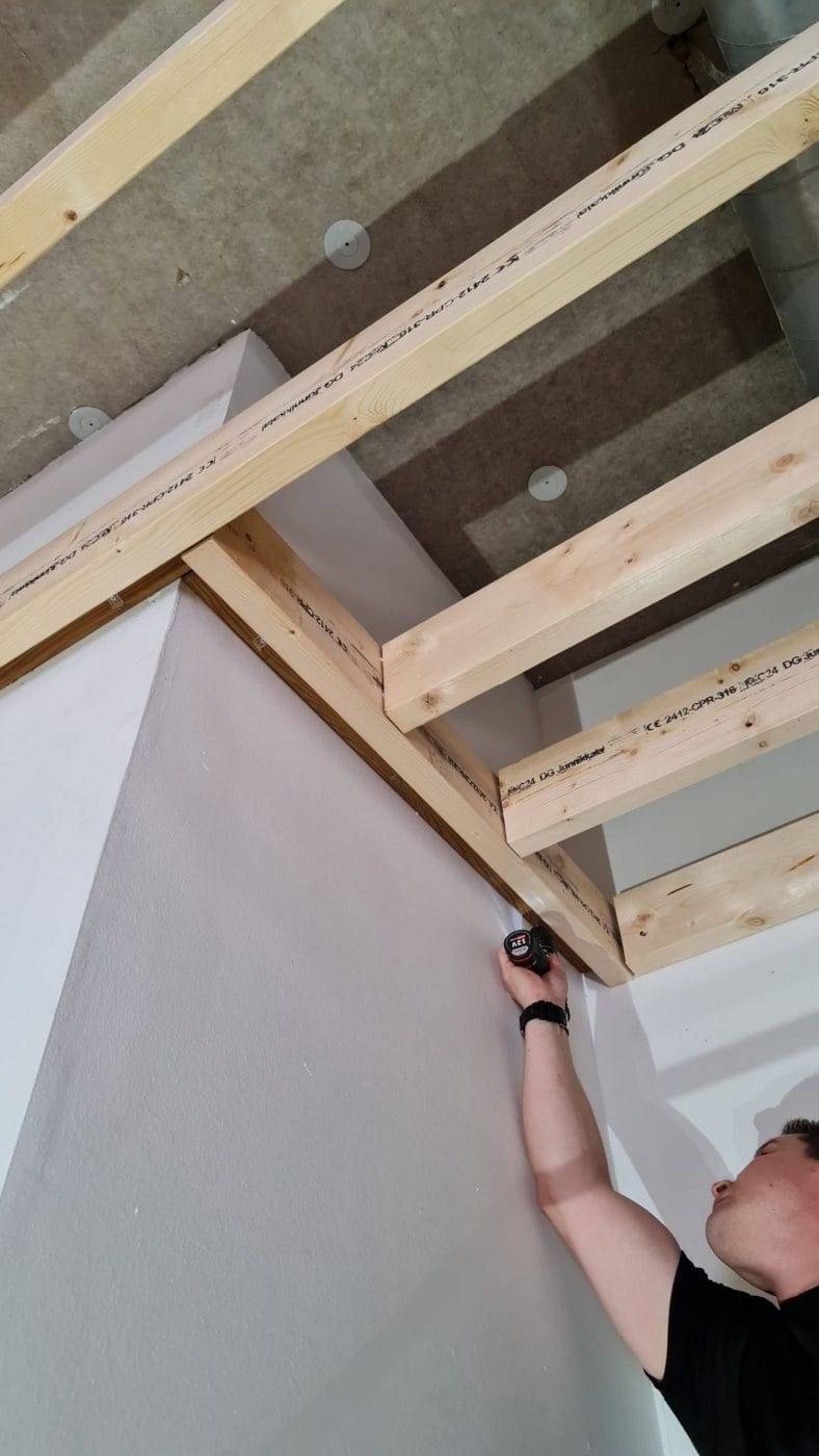 Deckenbeleuchtungsstreifen beginnen mit indirektem Licht