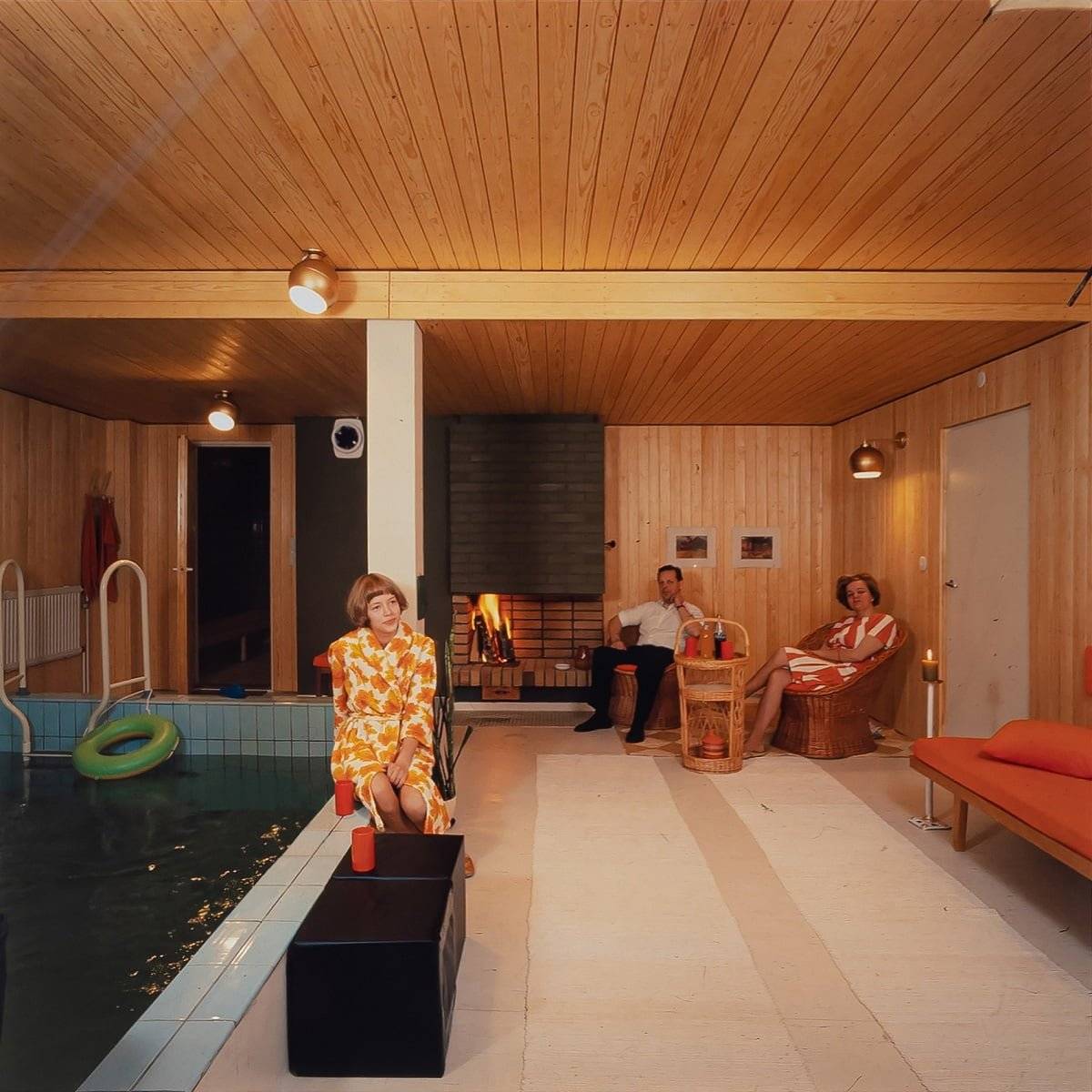 Das Bild zeigt eine Familie, die ihre Freizeit in dem neu renovierten, atemberaubenden Pool- und Kaminbereich genießt. Das Foto stammt aus dem Familienalbum eines Kunden.