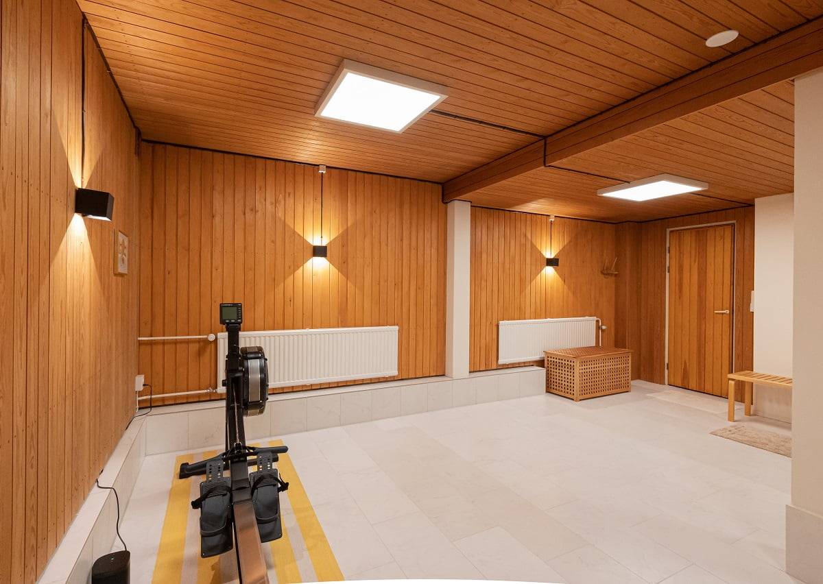 Die schwarzen Wandleuchten verleihen der flachen Wandoberfläche und großen Paneelen einen dekorativen Look und schöne Lichtmuster. Der Winkel der Lichtöffnung kann separat sowohl nach oben als auch nach unten eingestellt werden. © LedStore.fi