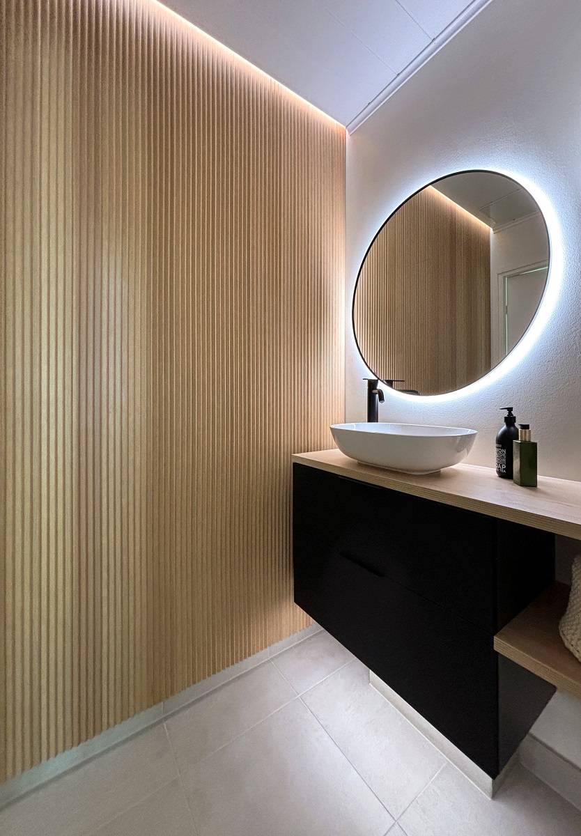 Led-Leuchtband mit drei Höhenstufen in der Toilette