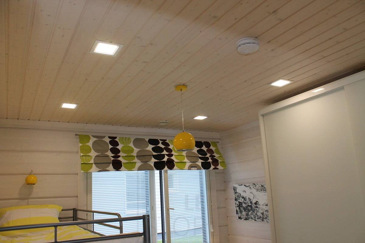 Beleuchtung im Kinderzimmer. 200x200 LED-Paneele an der Schlafzimmerdecke.