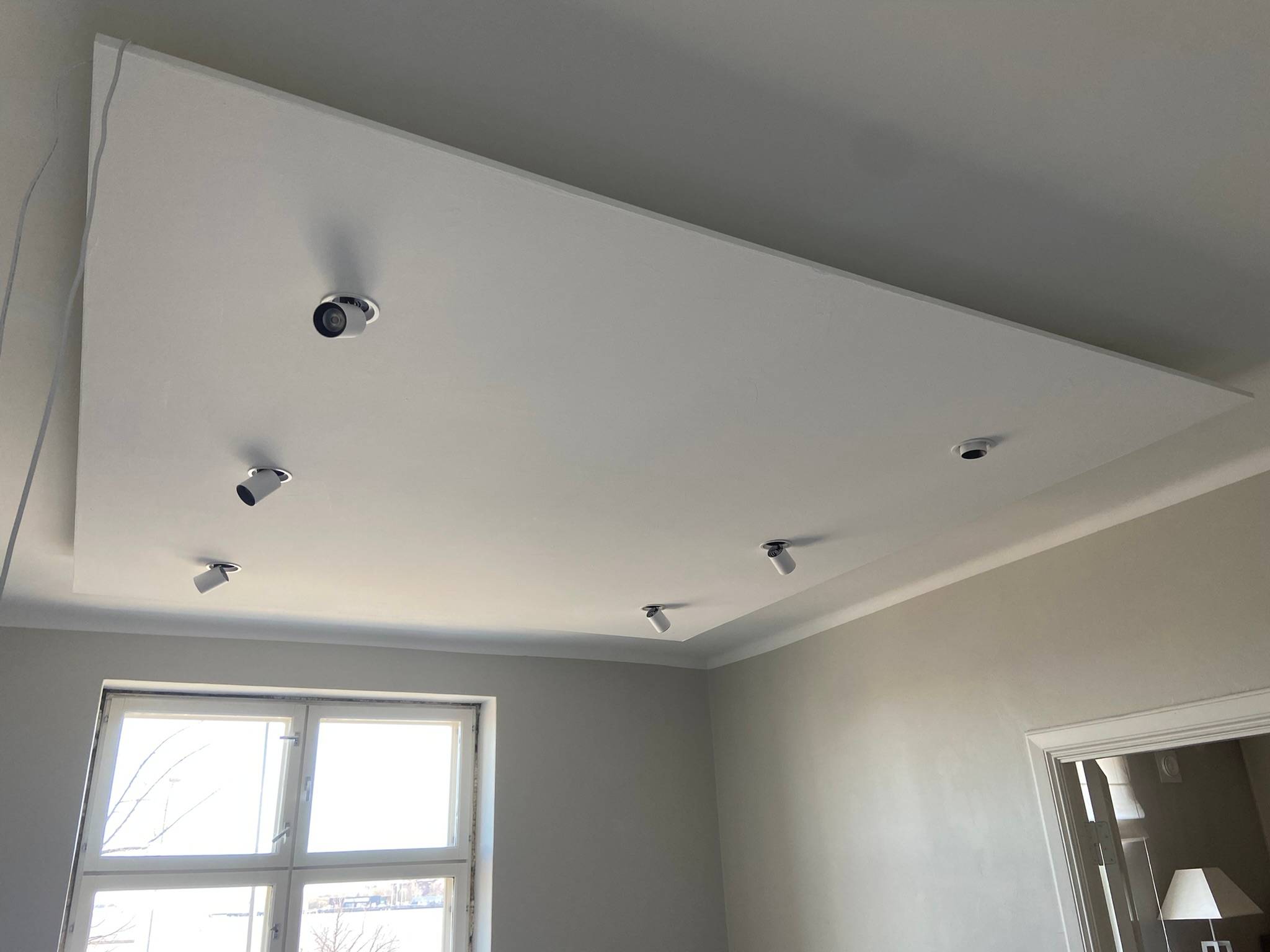 Die Installation von sechs Kolo-Spots ist im Gange. In der Decke wurde ein Stück Gipskarton angebracht, um mehr Platz für die Installation zu schaffen.