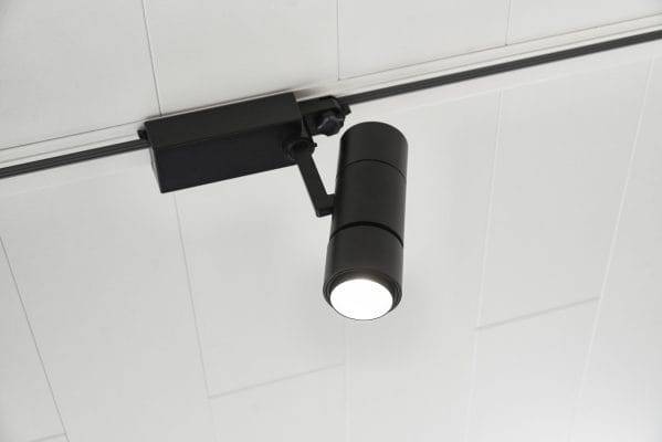 Schwarze Leuchten an einer weißen Decke schaffen Kontrast. Schwarze ZOOM Schienenleuchte auf dreiphasiger Schiene LedStore.fi