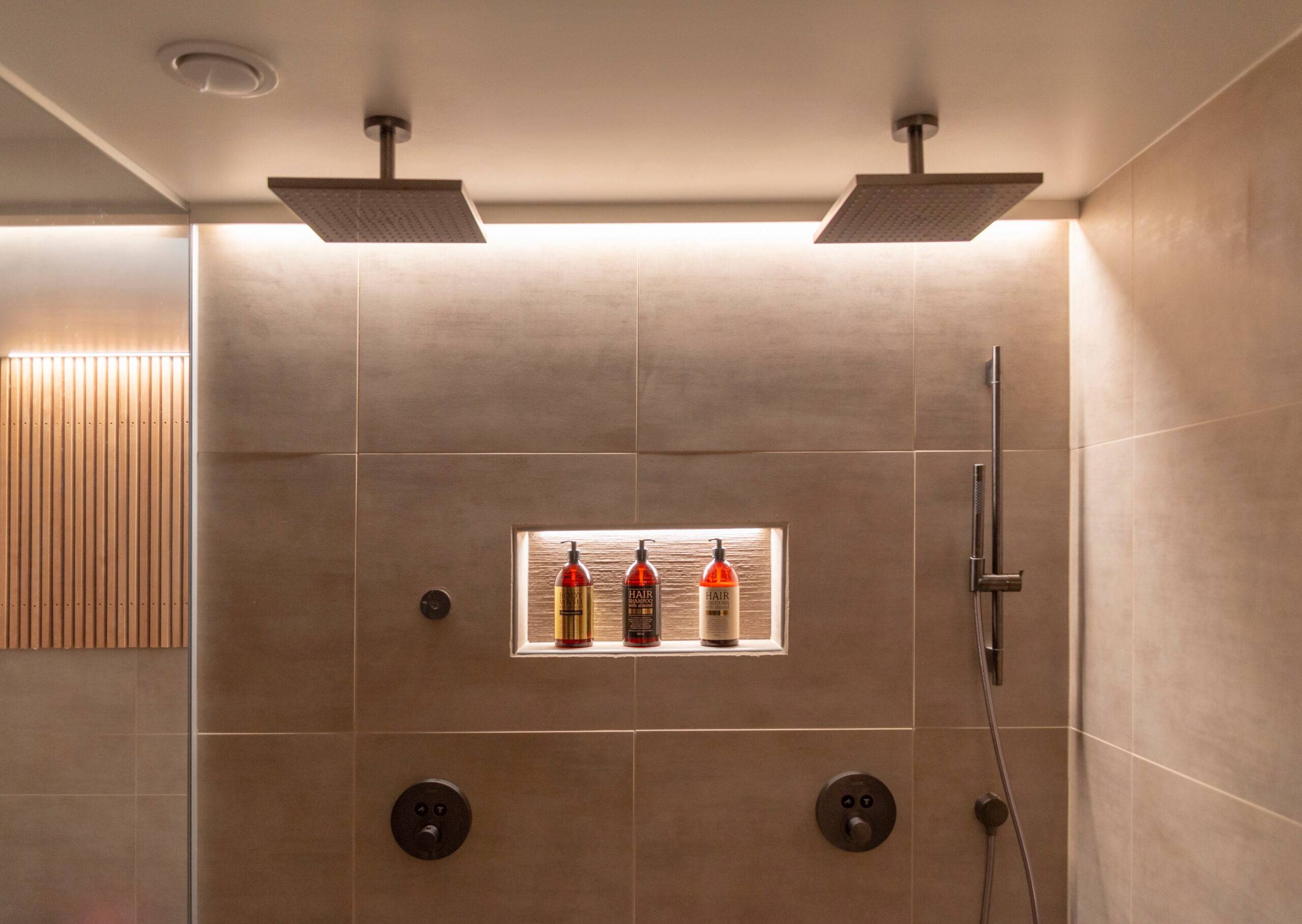 Leds im Badezimmer hinter der Dusche an der Decke