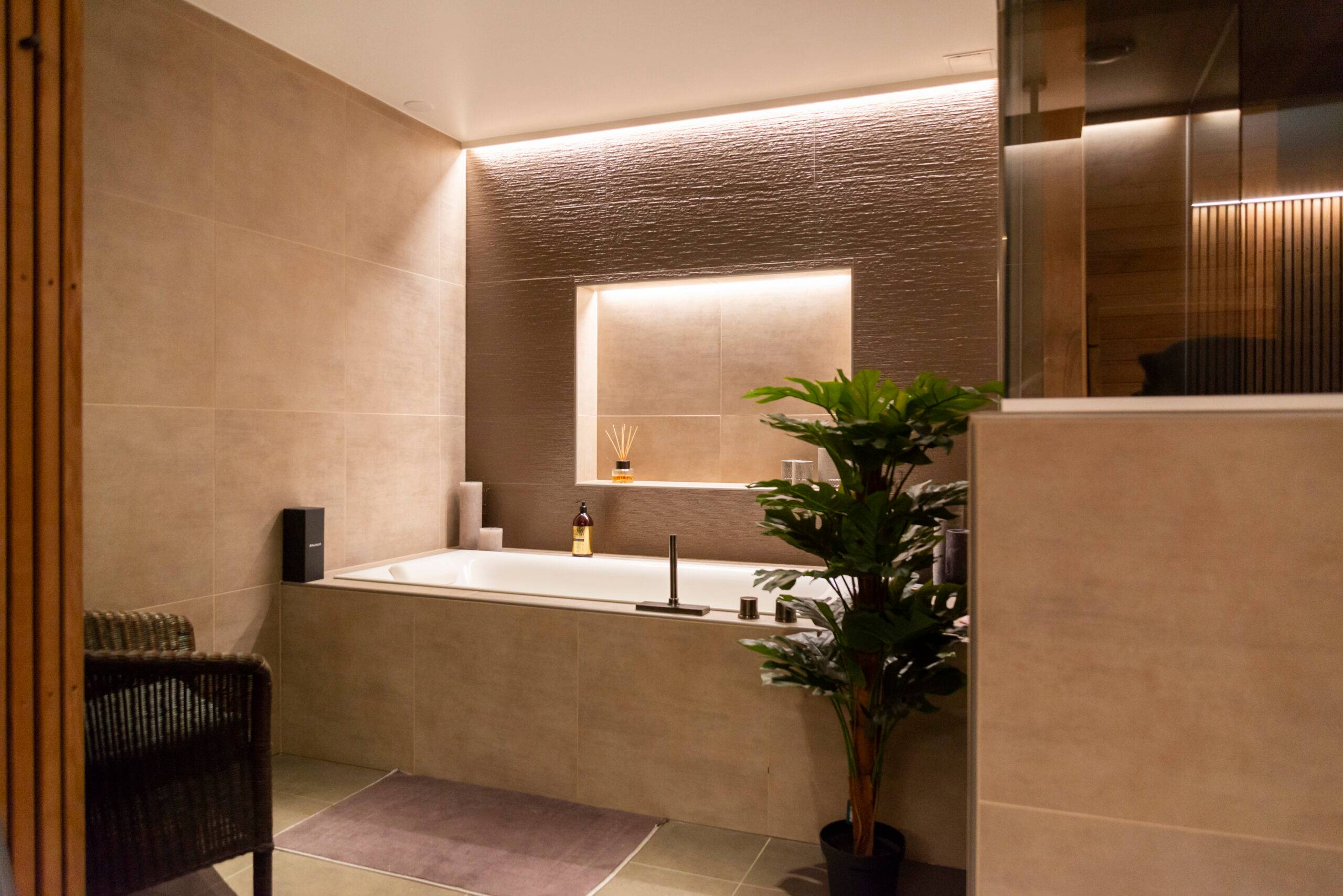 Leds im Badezimmer über der Badewanne an der Decke