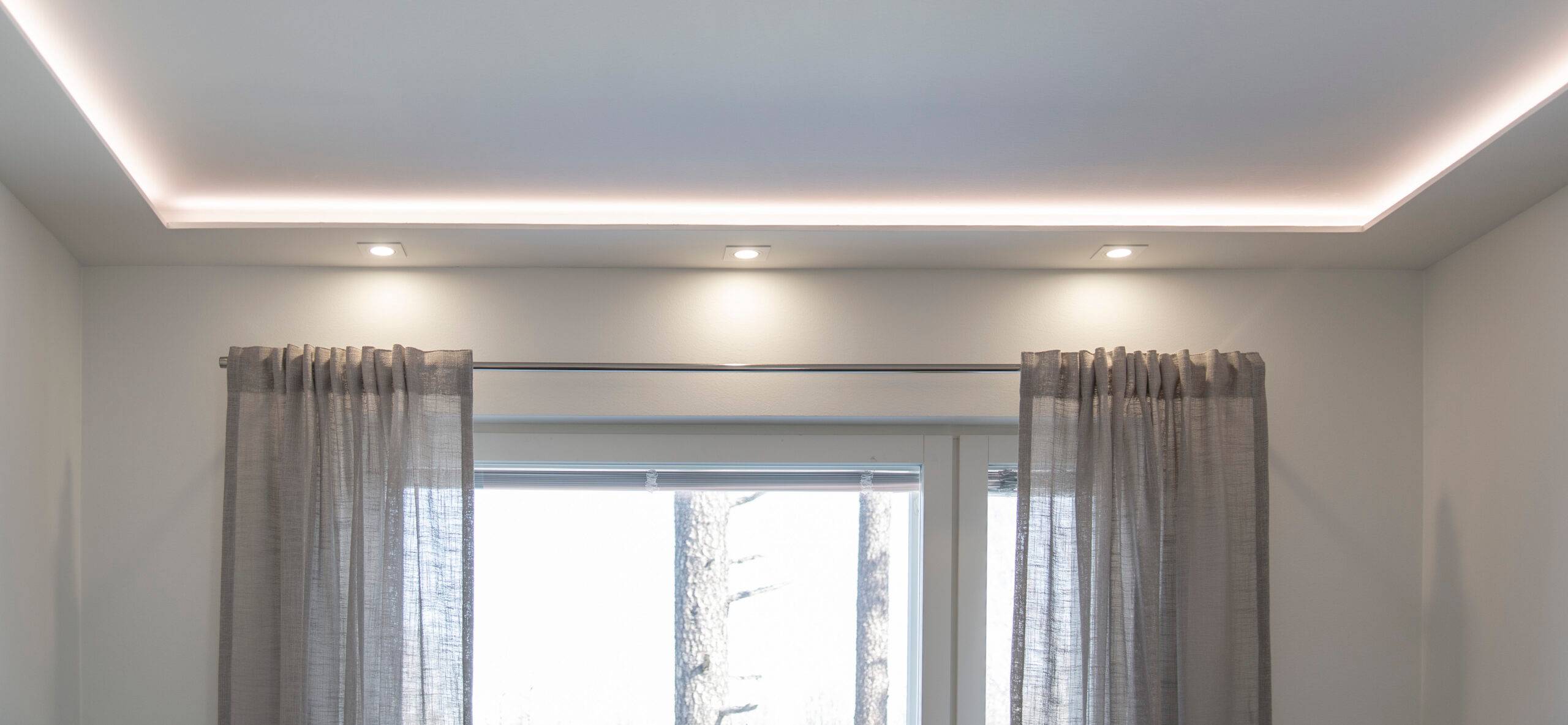 Die Innenbeleuchtung mit LED-Leuchten wurde mit Spots zur Beleuchtung des Arbeitsplatzes und LED-Leuchtbändern zur indirekten Beleuchtung des Raumes realisiert.