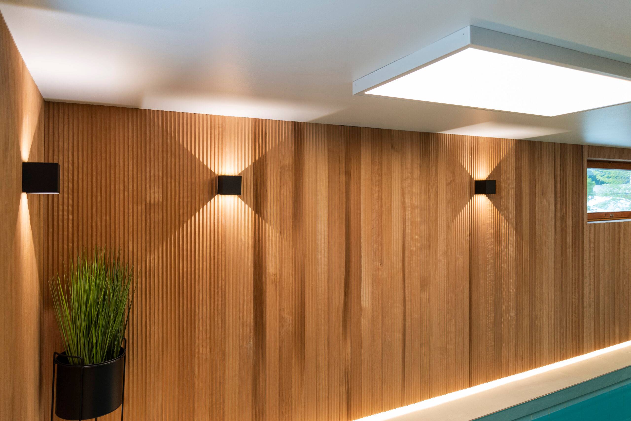 Led-Wandleuchten als Teil der Beleuchtung im Poolbereich.
